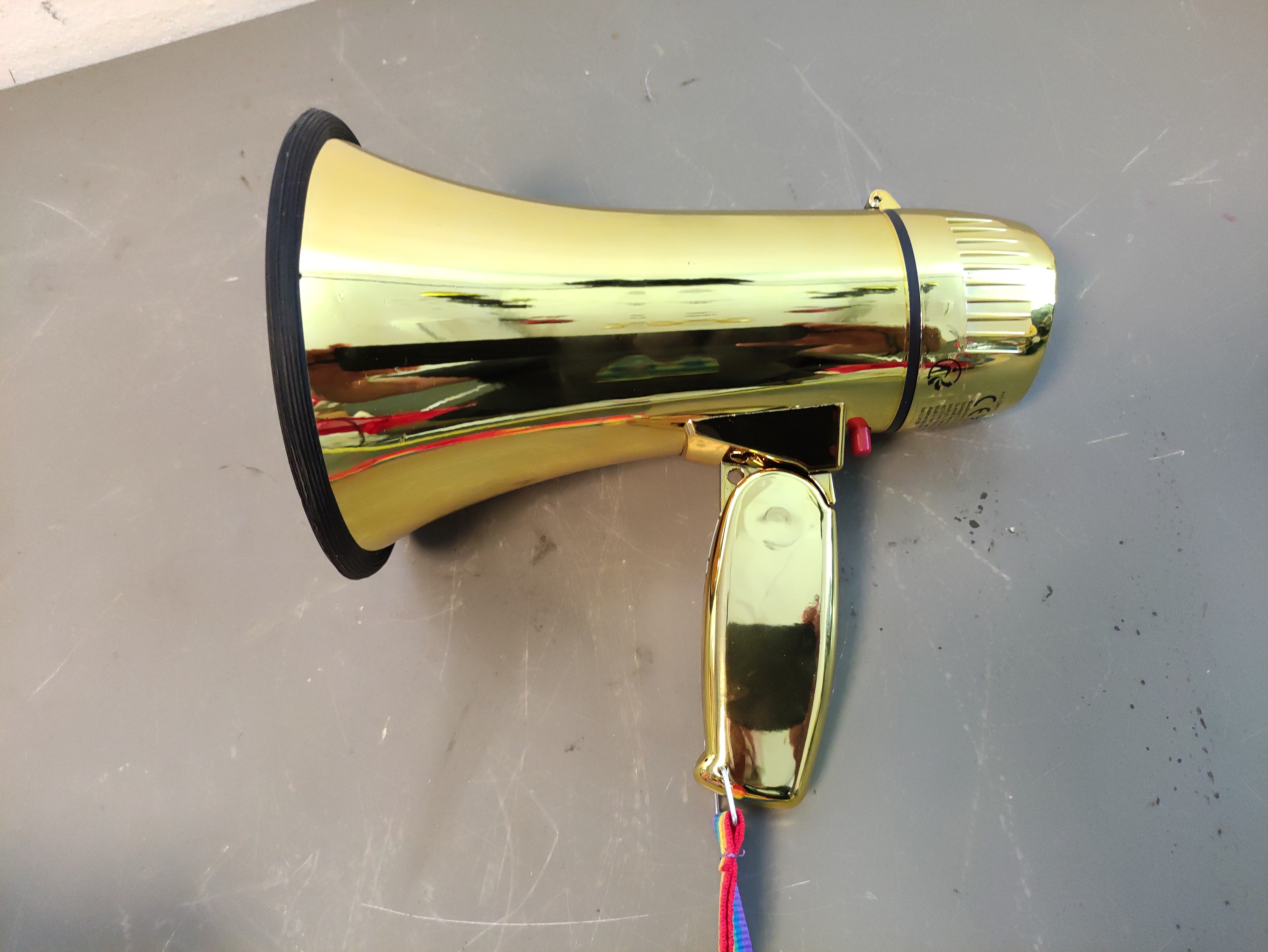 megafono altavoz sonido plastico dorado 20x21x13.8 1u